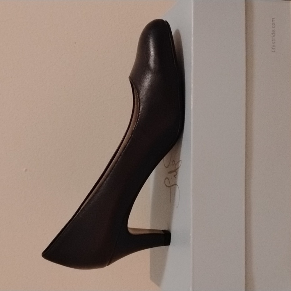 Life Stride Sable Pumps Navy Size 7 1/2 Wide NIB